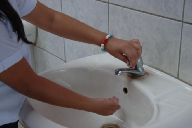 Proponen que los Consejos Escolares analicen periódicamente el agua en las escuelas